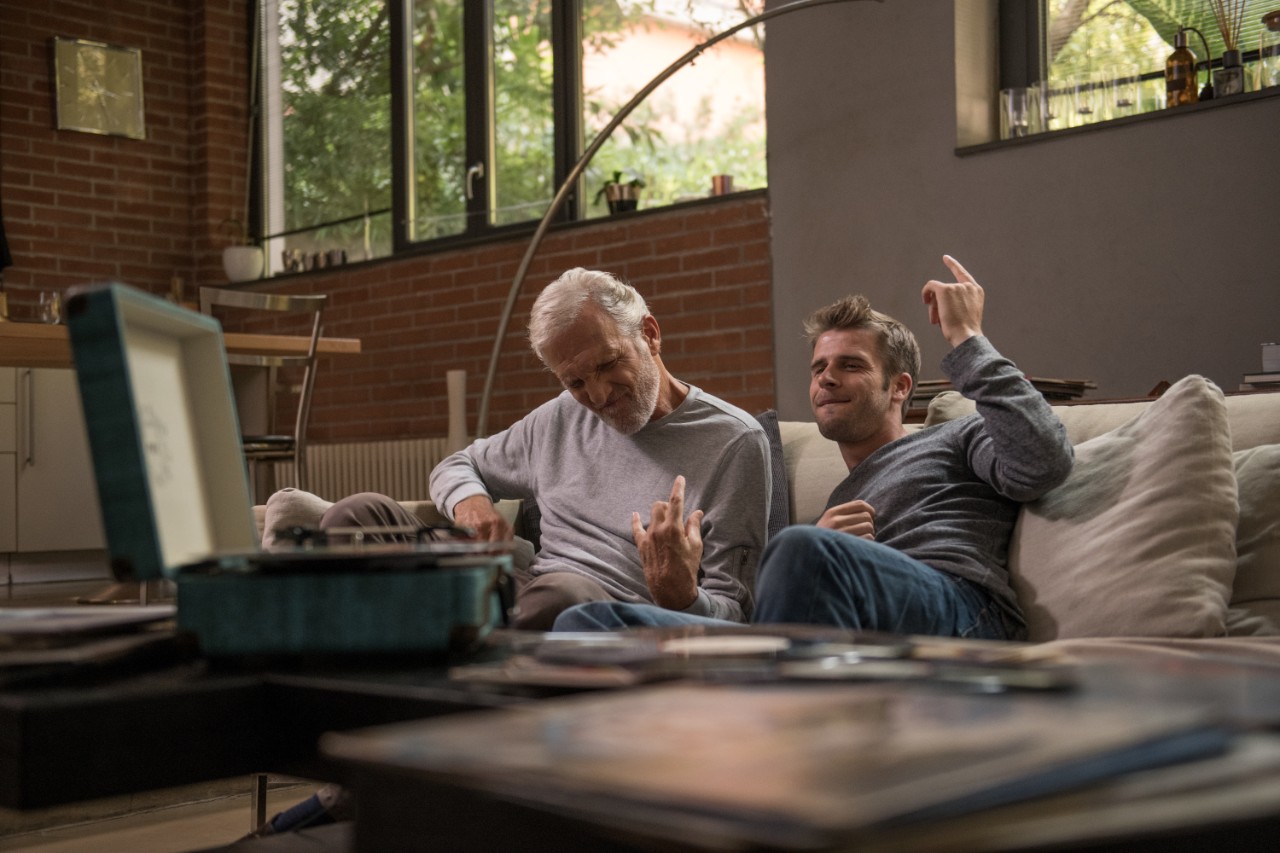 Dos personas escuchando música.