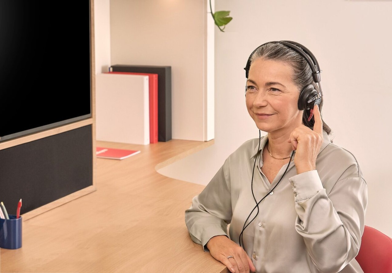 Anciana con auriculares